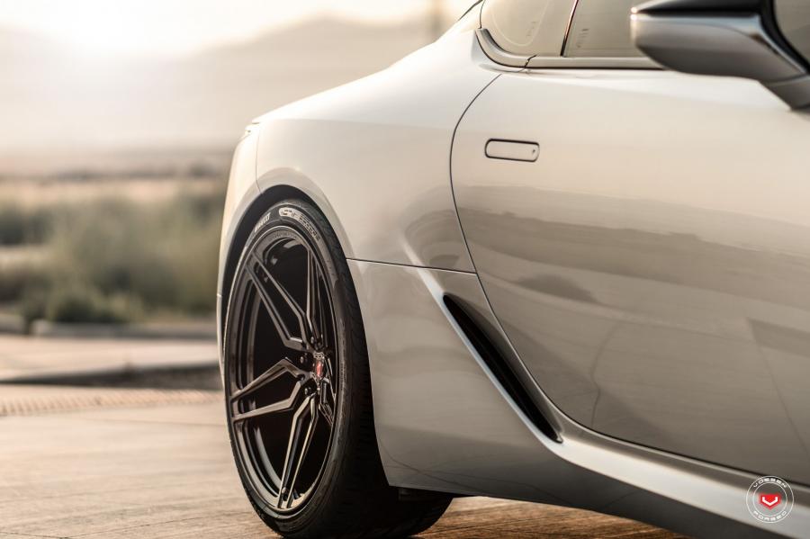 Детали экстерьера Lexus LC500 on Vossen Wheels (M-X1) 2018 года  (фото 17 из 19)